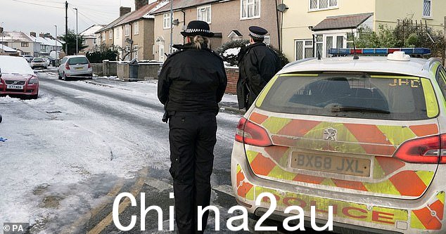 紧急服务于周五下午 2 点被呼叫到达格纳姆 Cornwallis 路的一个地址,在那里发现了儿童的尸体