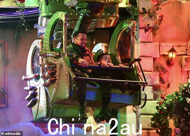 居家男人:这位歌手还和他的年轻家庭成员一起骑了一辆大车,随着圣诞音乐四处走动,他喜气洋洋