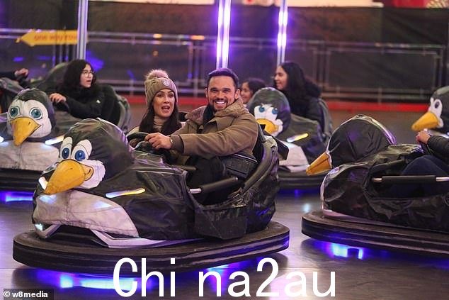 家庭时间:31 岁的 Chloe 和他一起坐碰碰车,他们看起来很高兴地抨击这个地方