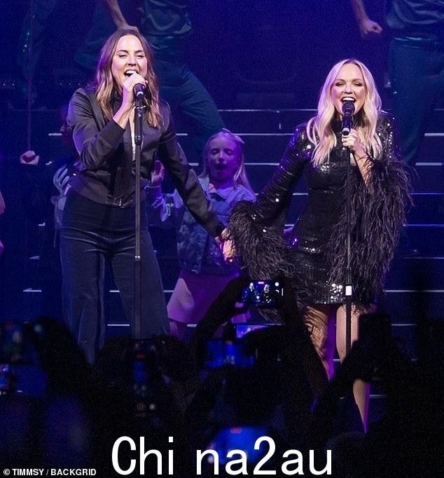 多么棒的一场表演:她表演了节日歌曲,她的独唱歌曲和辣妹歌曲在整个晚上