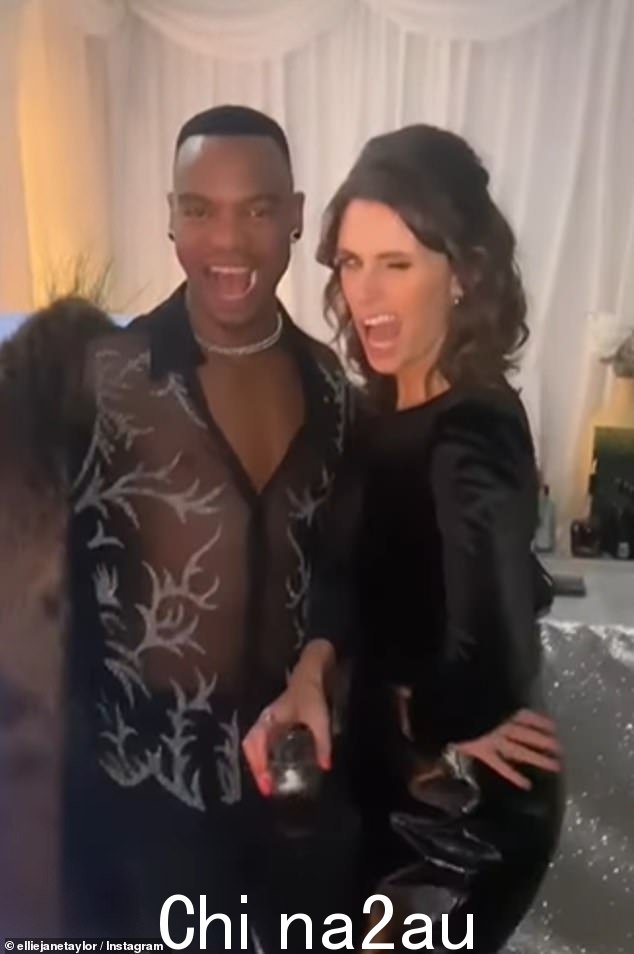 '现在这就是我所说的最后一支舞!' Strictly 的 Ellie Taylor 在周末狂野的晚会上喝了四杯鸡尾酒后,在碧昂丝的 Naughty Girl 的舞池里尽情放松