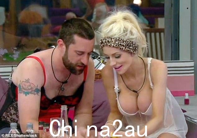 非常不同:青少年在反对 Carol McGiffin、Louie Spence、Mario Falcone 和 Vicky Entwistle(与 Dustin Diamond 在节目中合影)时获得的选票最少