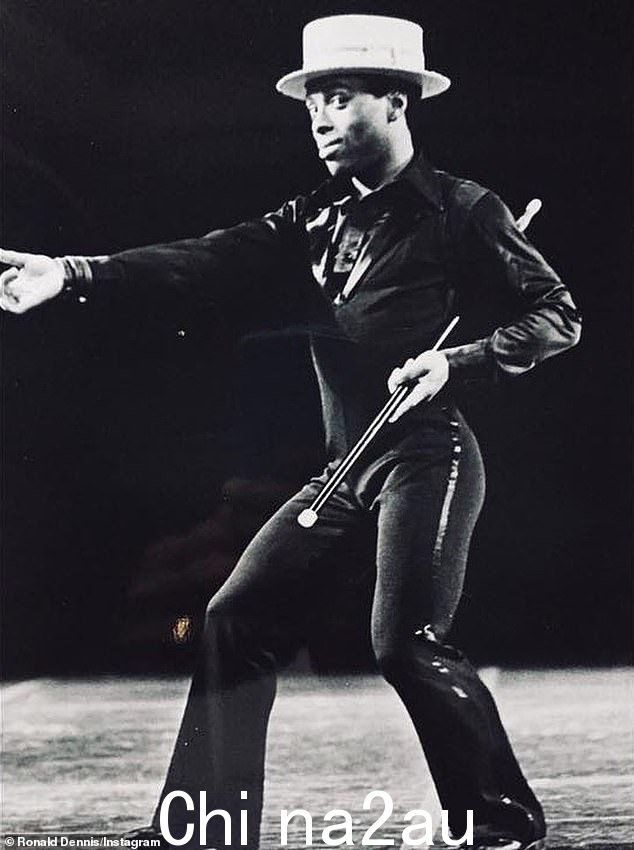 5ft2in 三重威胁:Dennis 还在 Pippin(如图)、Dancin'、La Cage Aux Follies、Showboat、Don't Bother me I Can' 的作品中表演t Cope, and My One and Only