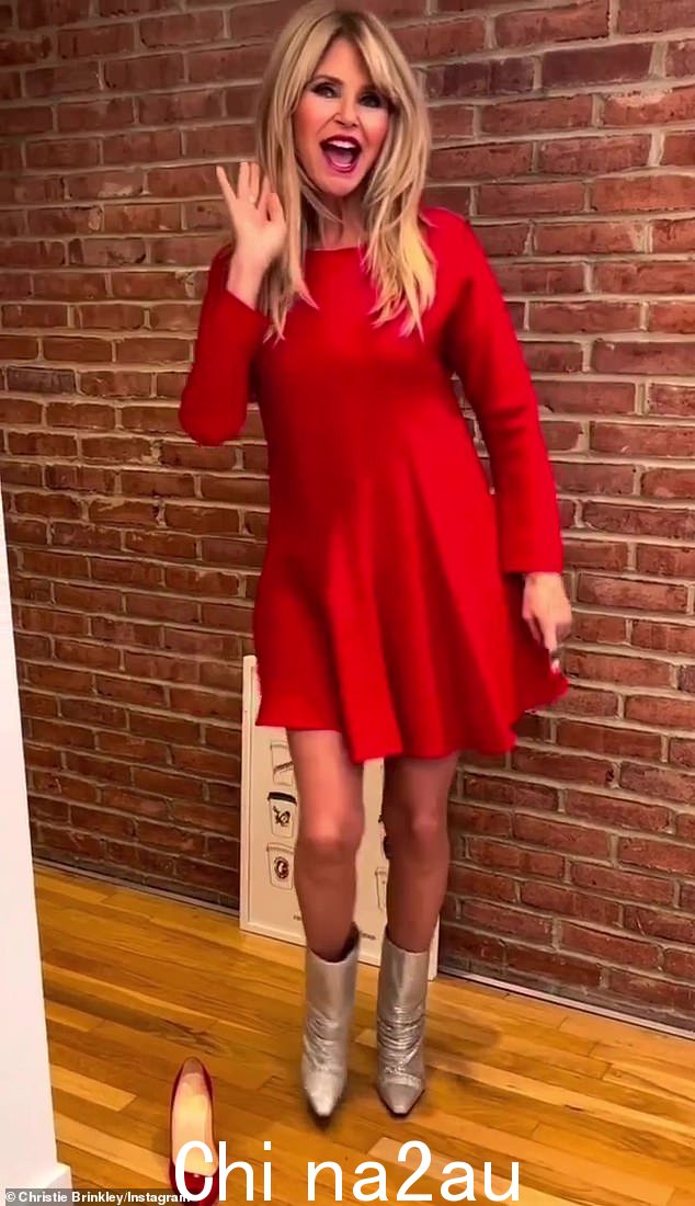 看起来很棒:这位女演员出身的企业家将她的长长的金发披在肩上,并选择了淡淡的妆容和大胆的红唇来搭配她的裙子
