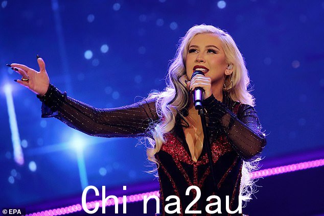 做她最擅长的事:克里斯蒂娜·阿奎莱拉 (Christina Aguilera) 周二晚上出现在越南的舞台上,她高唱她的热门歌曲,如 Beautiful