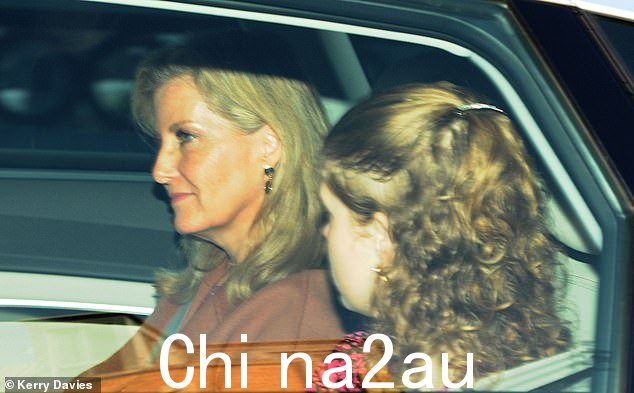 Sophie Wessex 和她十几岁的女儿 Lady Louise(如图)一起抵达活动现场