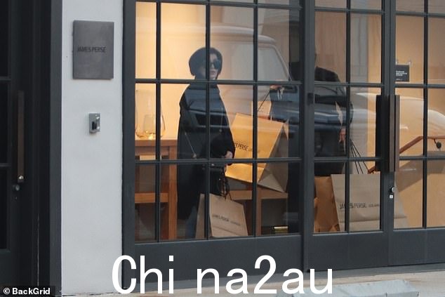 哦不!据报道,文图拉县部门代表告诉该出版物,医生在下午 6 点 30 分左右因“医疗电话”被叫到酒馆。 class=