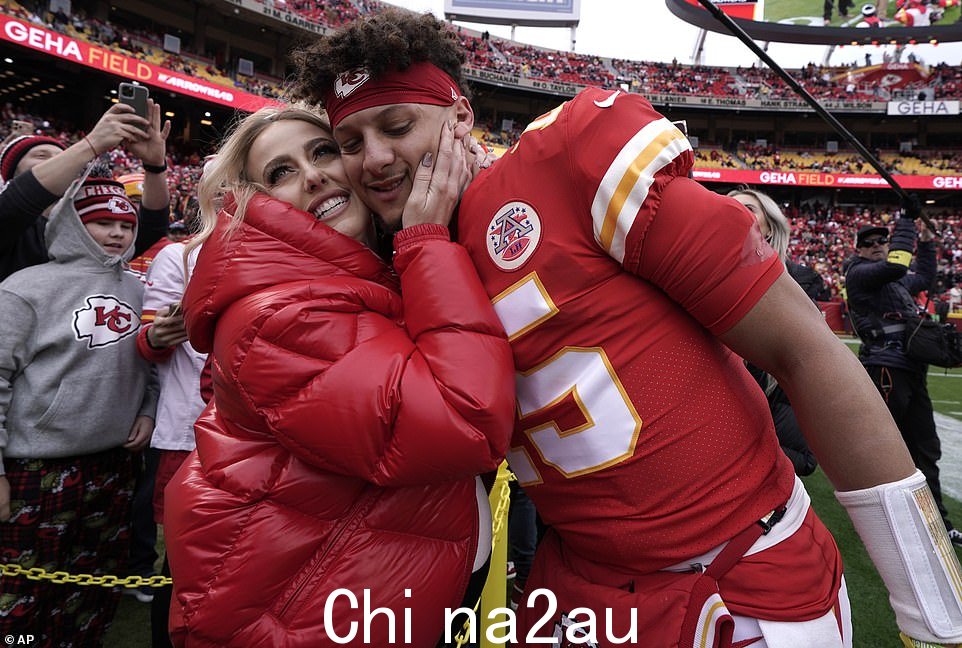 求婚:Mahomes 于 2020 年 9 月 1 日在 Arrowhead 体育场的一间套房里向 Matthews 求婚,同一天他收到了他的超级碗戒指