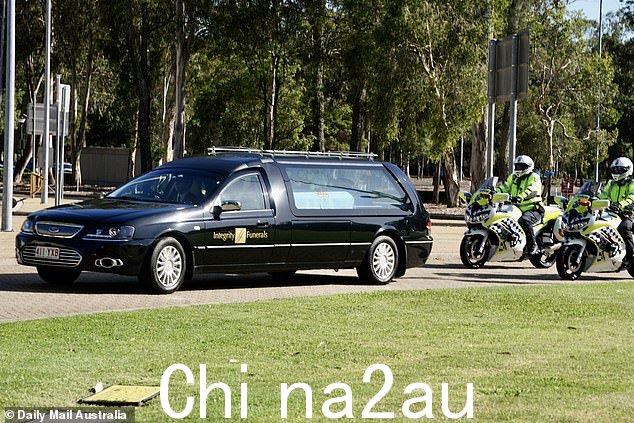 警察车队跟随一辆装有昆士兰警员之一的棺材的灵车