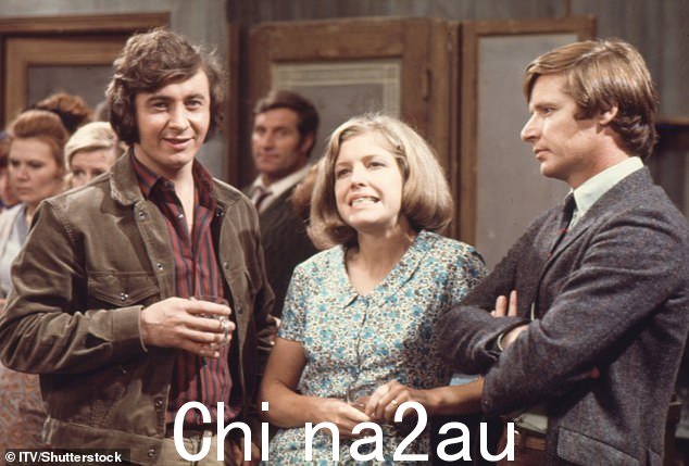 热门角色:安妮饰演瓦莱丽Barlow 和 Neville Buswell 饰演 Ray Langton(左),William Roache 饰演 Ken Barlow(右)在 1970 年的加冕街剧集中