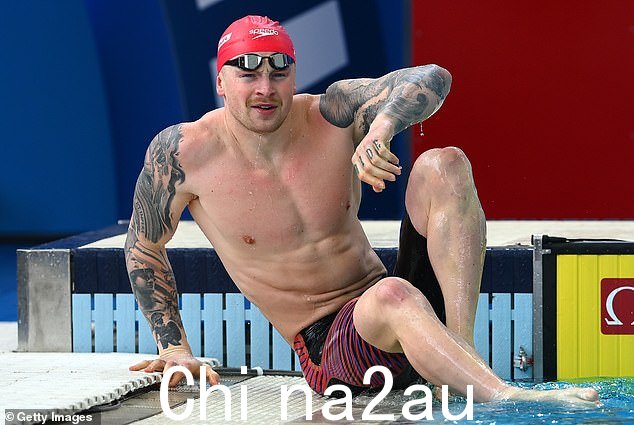 英国游泳运动员 Adam Peaty,Chalmers 的朋友,在他们在阿德莱德闲逛时将他的签名纹在了他伴侣的小腿上