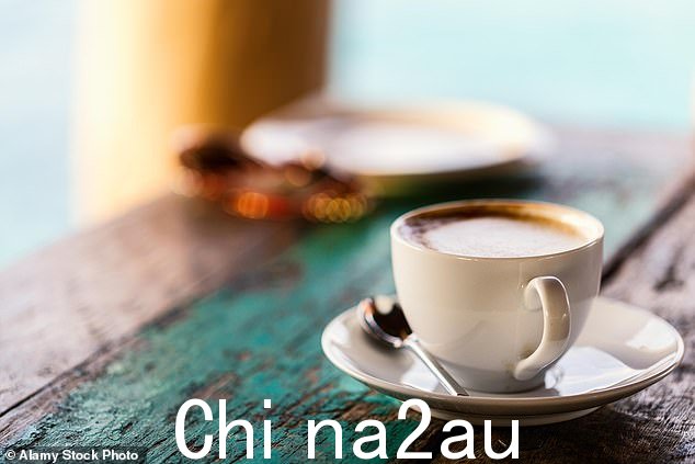 研究人员发现,如果每天喝两杯咖啡,血压超过 180/100mmHg 的人死于心脏病的可能性会增加一倍(档案照片)