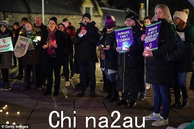 抗议者在烛光守夜期间看到他们认为苏格兰妇女权利的丧失