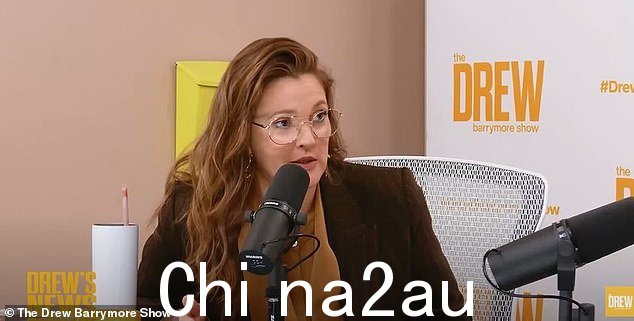 Drew,显然被她的客人逗乐了,回应道:'我不会做让你上床睡觉'