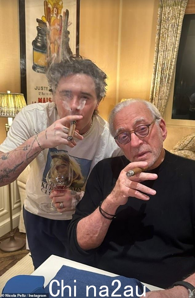 庆祝活动:布鲁克林贝克汉姆和他的妻子尼古拉佩尔茨的亿万富翁投资人父亲尼尔森一起庆祝光明节时抽着雪茄