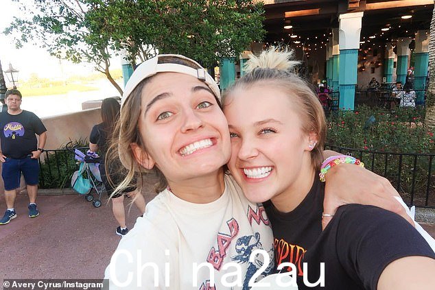 Exes:这位 19 岁的歌手周二在 TikTok 上分享了一段视频,在视频中她谈到自己习惯于“登上顶峰”,这是对前女友的一种明显的隐晦挖苦” class=