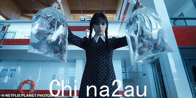 争取金牌!该系列目前继续在 Netflix 排行榜上占据主导地位,并已成为流媒体史上第三大最受欢迎的英语电视剧
