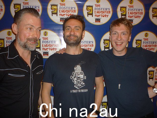 Joe Lycett (rig ht) 与喜剧演员 Gordon Southern(中)和 Ben Norris(左)于 2015 年 1 月在卡塔尔的一场演出中合影