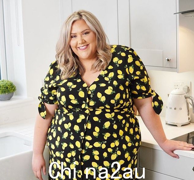 启发:33 岁的 Great British Bake Off 明星穿着别致的文胸和敞开的白色亚麻衬衫拍了一张自拍,她分享了一首抨击节食行业的诗(去年照片)