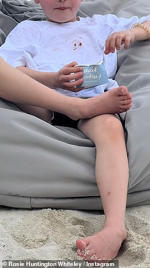那是我的儿子:儿子杰克,模特和女演员与未婚夫杰森斯坦森的长子,也在她最新的社交媒体更新系列中出现