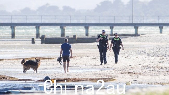 周一下午，这些青少年从罗斯巴德海滩被卷走。图片：Mark Stewart