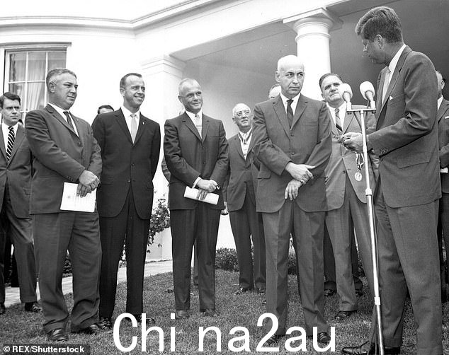 Webb 站在 Kennedy 旁边,向载人航天器中心主任 Robert R. Gilruth 博士颁发杰出联邦公务员奖章。宇航员 Alan Shepard(最左边)约翰·格伦(左二)观看