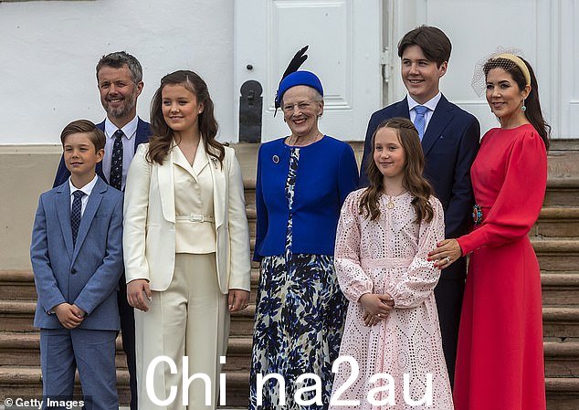 玛丽的岳母 82 岁的玛格丽特女王和她的小儿子约阿希姆在君主宣布她将剥夺他的四个孩子的头衔后进行了和平谈判(玛丽公主和家人与玛格丽特女王合影)