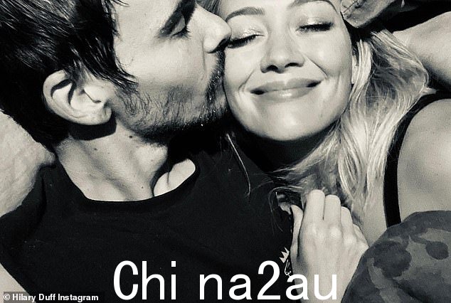 35 岁的希拉里·达芙 (Hilary Duff) 在 Instagram 上分享了一篇庆祝她和 35 岁的丈夫马修·科马 (Matthew Koma) 周三结婚三周年的帖子