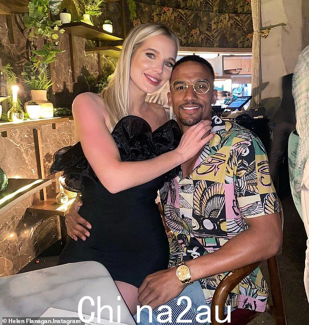 艰难:海伦将在圣诞节与她的前未婚夫斯科特辛克莱重聚