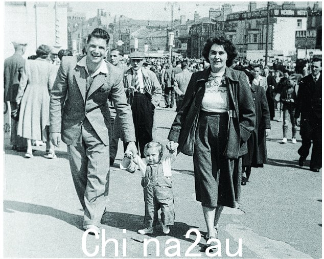犹豫不决:1951 年珍妮和她的父母在布莱克浦。专栏作家坦率地讲述了她第一次访问波兰的奥斯威辛