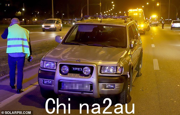 据说他们在被据报道安装在人行道上的 4x4(如图)高速击中后被“飞向空中”” class=