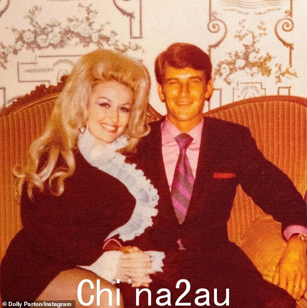 她的爱人:多莉·帕顿 (Dolly Parton) 将她的婚姻维持了 56 年归功于她的“扭曲的幽默感”。这位朝九晚五的热门歌手已经与丈夫卡尔·迪恩 (Carl Dean) 结婚超过五年,并且她透露,能够笑是他们长久爱情的关键