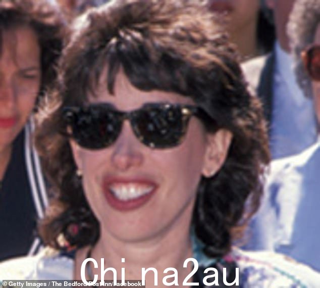 另一个反对建设的人是 Jerry Seinfeld 的妹妹 Carolyn Liebling,她说信号塔实际上将在她的“后院”。她说:“如果你把手机信号塔实际放在我们后院,你做出的决定将影响我们家庭的生活”