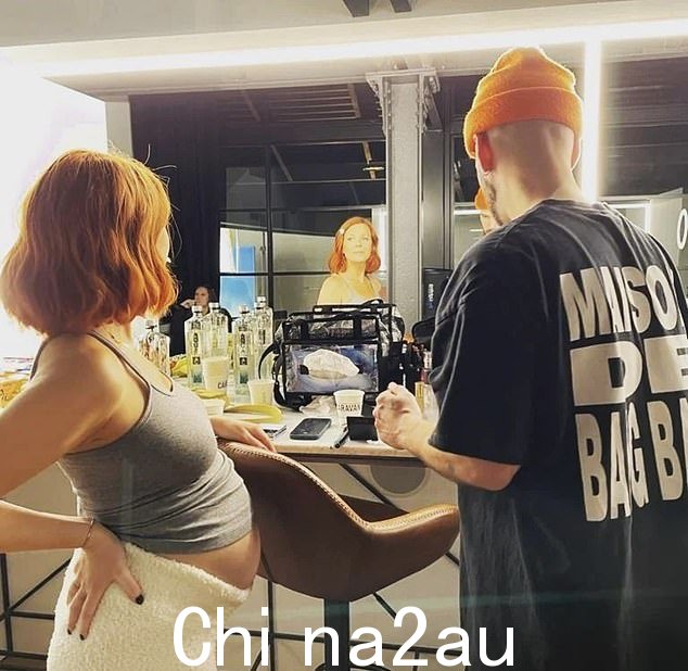 工作中的准妈妈:当 Stacey 准备迎接她的新到来时,主持人通过分享上个月的电视机快照表明她仍然很忙