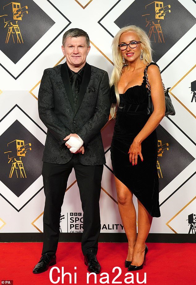 夫妇:瑞奇·哈顿 (Ricky Hatton) 周三在英国媒体城索尔福德 (MediaCityUK) 与女友安吉拉·布莱明斯 (Angela Blemmings) 一起出席 BBC 年度体育人物颁奖典礼时,他的身材很漂亮。