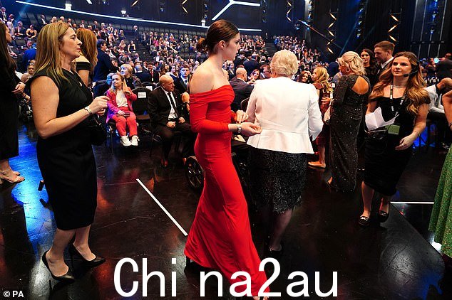 看起来不错:Andrea 是 First Dates 的 Fred Fred Sirieix 的女儿,她用一双黑色系带高跟鞋增加了身高