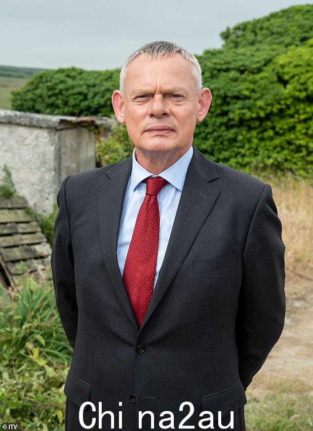 Mishap:Martin Clunes 透露他在拍摄 Doc Martin 时在片场“撞车”了一辆汽车