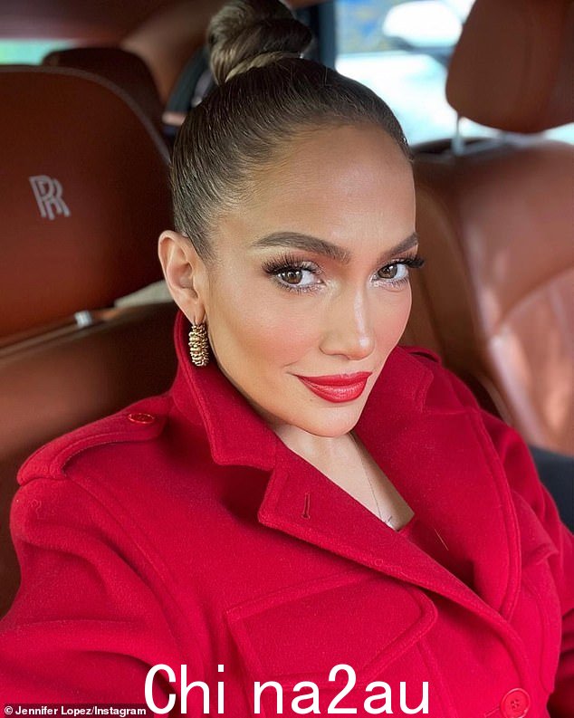 哇:这个月早些时候,她涂了红色唇膏并贴上了 JLo Beauty 的标签;她的化妆品系列尚未发布