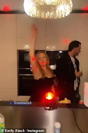 Boogy:她还分享了一个短片,当迪斯科灯光在房间里闪耀时,她姐姐随着几首曲子跳舞