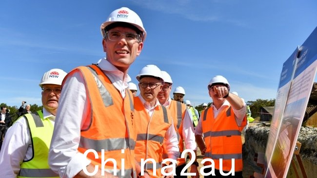 NSW Premier Dominic Perrottet和 Albanese 先生面对媒体谈论可再生能源传输的创纪录投资。图片：A AP Image/Bianca De Marchi