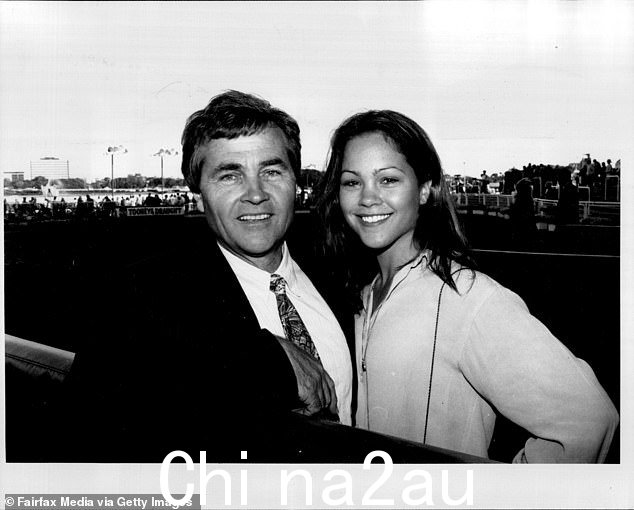 养马人 Ross Daisley(1993 年与 Savannah 合影)在几次法庭听证会上支持他的女儿,包括成功的保释申请