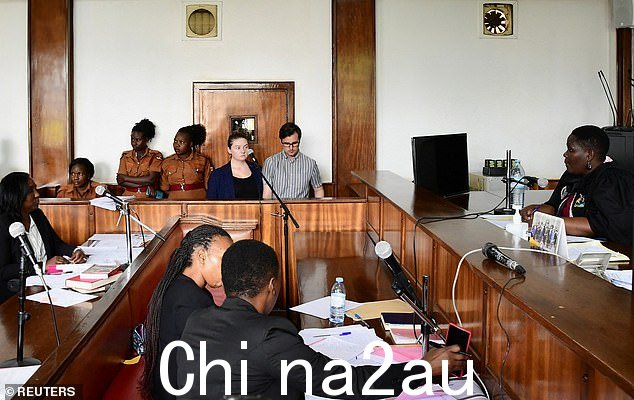 Nicholas Spencer 和他的妻子 Mackenzie Leigh Mathias Spencer,同为 32 岁,站在 Buganda Road Court 的被告席上,他们被控虐待一名 10 岁的孩子