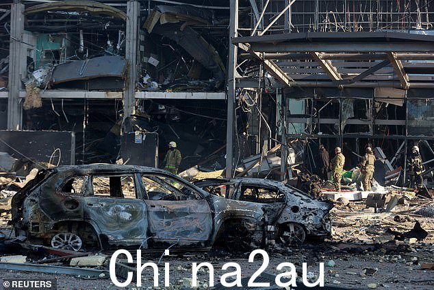 在基辅 Podilskyi 区一家购物中心的军事打击现场看到被毁坏的汽车。当地消息人士称,在野蛮无情的袭击之后,首都“就像一部灾难电影”