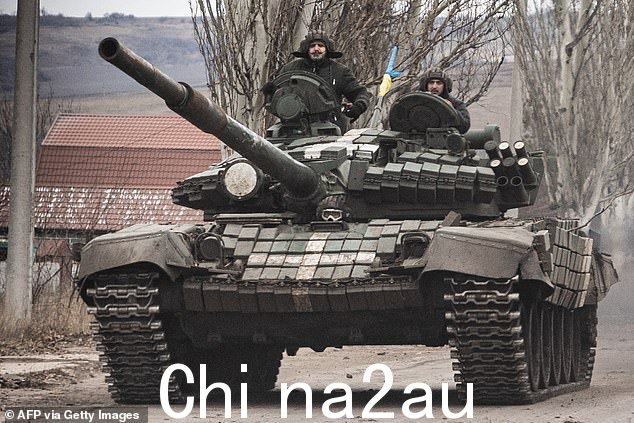 随着俄罗斯损失继续增加,乌克兰武装部队在巴赫穆特郊区驾驶 T-72 坦克