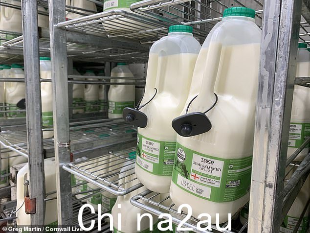 上个月 Tesco Extra in Pool 的四品脱牛奶上贴了安全标签