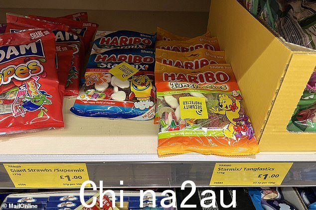 廉价超市位于伦敦南部卡特福德的 Rushey Green 分店在其一系列糖果上贴上了黄色安全标签 - 包括售价 85 便士的 Kinder 小吃店、售价 1 英镑的 Haribo Tangfastics 和一包五款 Cadbury Twirls 售价 1.05 英镑
