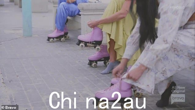 Skates:当 Lisa 和 Danna 打破旱冰鞋而不是旱冰鞋时,Whitney 感到很惊讶