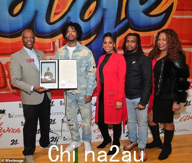 家庭事务:21 Savage 让他的母亲 Heather Carmillia 和其他几位家庭成员一起拍照