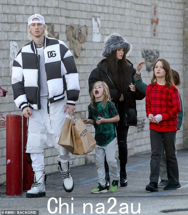 最后一分钟的礼物:周三下午,梅根·福克斯 (Megan Fox) 与未婚夫机枪凯利 (Machine Gun Kelly) 和她的三个儿子在马里布进行了最后一分钟的圣诞购物。