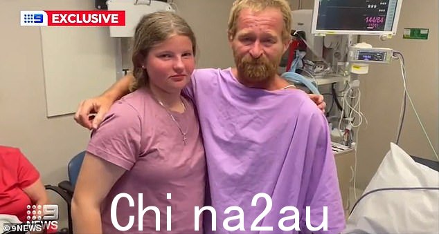 男人 Richard Clayton(右)和他十几岁的女儿 Karla(左)被迫离开他最好的伙伴 T.J,紧紧抓住天空寻求帮助在星期三上午 9 点左右三只螃蟹翻船后